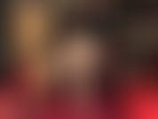 Piernas en pantimedias brillantes, entrepierna, pies colgantes de nailon. Mi amante provoca con sus largas piernas de nailon y lo que hay entre ellas.