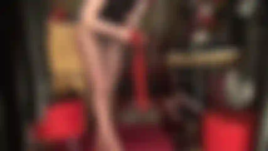 Capas de nailon brillantes con una enorme polla negra en el medio, sph - la amante desliza su enorme bbc en pantimedias sabiendo que tu clítoris ama su gran polla de nailon.