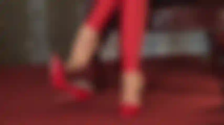 Tacones rojos, colgando en medias y leggings.