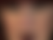 Labios oscuros y brillantes, fetiche hipnótico: la amante tiene ojos que miran profundamente tu alma, lengua y labios que te hacen debilitar tus rodillas.