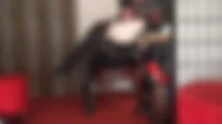 Adoro a la diosa del cuero: botas con tachuelas, pantalones de cuero, guantes, sombrero. La señora vivian te hace babear al ver su sexy atuendo de cuero, mientras acaricia el tacón de su bota para excitar tu palpitante pene. Pero no puedes tocarte...