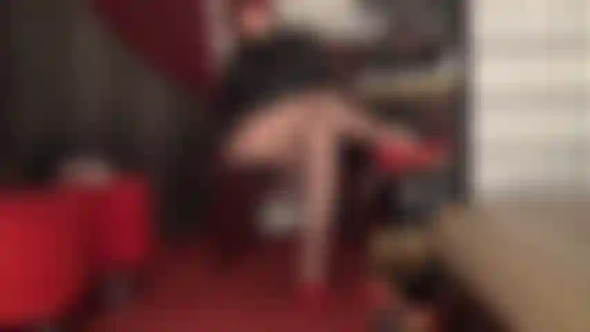 Piernas en pantimedias marrones te excitan la polla.