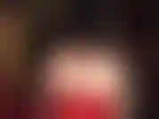 Ama muestra su maravilloso culo desnudo en tanga roja, flexionando esos músculos de las mejillas.