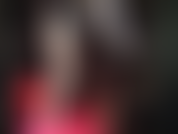 Con un enorme strap-on negro y fetiche de pies en medias blancas brillantes. Te encantan los pies y una polla enorme. Mi ama te da un buen masaje mientras adoras mis pies de nailon.