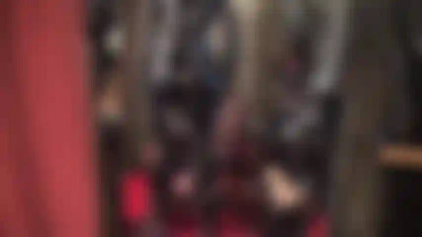 Ama de pvc brillante con una enorme polla blanca y botas altas. ¿No te encantaría que esta dominatrix te penetrara y te follara la garganta?