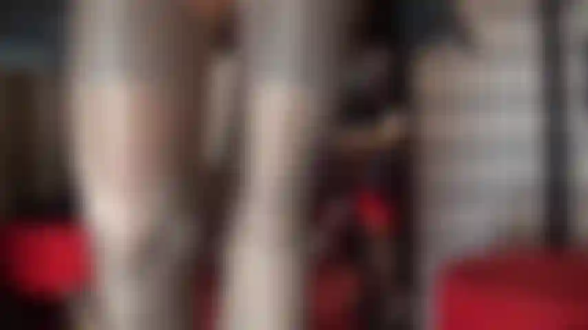 Sph, dominación con strap-on. La ama vivian acaricia tu pequeño pene, una excusa, junto con una de sus enormes pollas negras dentro de una media. Ojalá pudieras competir con una polla de este tamaño, pero solo te ahogarás en su enorme carga de semen...