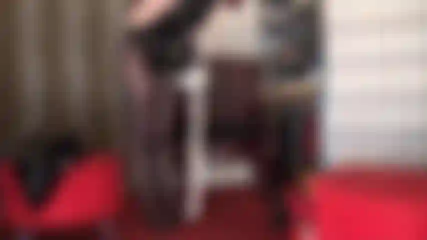 Una enorme polla negra en pantimedias excita tu pequeño pene.