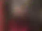 Diosa de cuero caliente con arnés y botas brillantes hasta la rodilla.