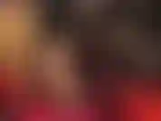 Ama te alimenta con su gran polla blanca con correa y te provoca con un bulto enorme debajo de la falda.