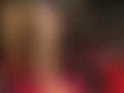 Amante caliente en sombrero de satén y cuero, medias brillantes acariciando su enorme polla blanca por todas tus piernas y pies, luego se cambia a una sexy camisa de nailon para adorar el cuerpo.