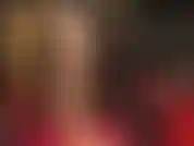 Amante caliente en sombrero de satén y cuero, medias brillantes acariciando su enorme polla blanca por todas tus piernas y pies, luego se cambia a una sexy camisa de nailon para adorar el cuerpo.