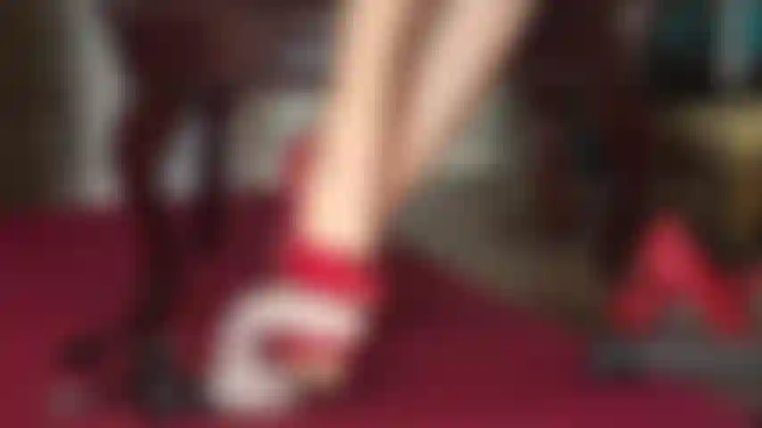 Atormentando tu polla de esclava con tacones de aguja afilados.