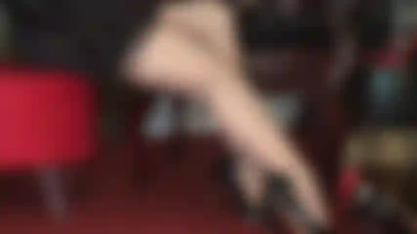 Las medias te hacen acariciar: medias de nailon completamente confeccionadas y ligas, piernas de nailon sedosas, liguero, guantes de satén y tacones brillantes colgando.