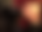 Dominatrix de goma, fetiche de catsuit de látex y guantes provocativos.