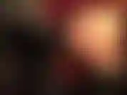 Dominatrix de goma, fetiche de catsuit de látex y guantes provocativos.