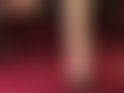 Fetichismo de pies: tacones colgantes con pies descalzos.