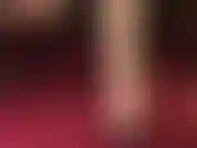 Fetichismo de pies: tacones colgantes con pies descalzos.