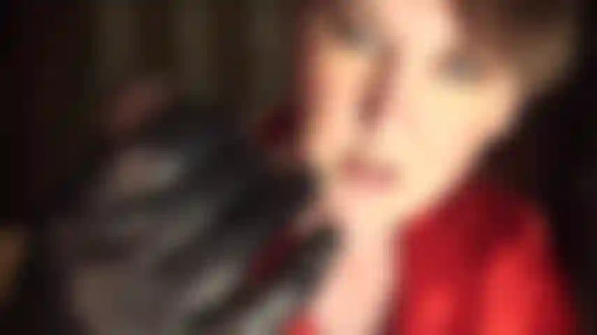 Provocativa y sentada en la cara: la amante provoca, hace cosquillas y abofetea tu polla para ordeñarla hasta secarla con sus guantes de cuero y su fabuloso culo en una ajustada falda de lycra y medias grises brillantes justo en tu cara.