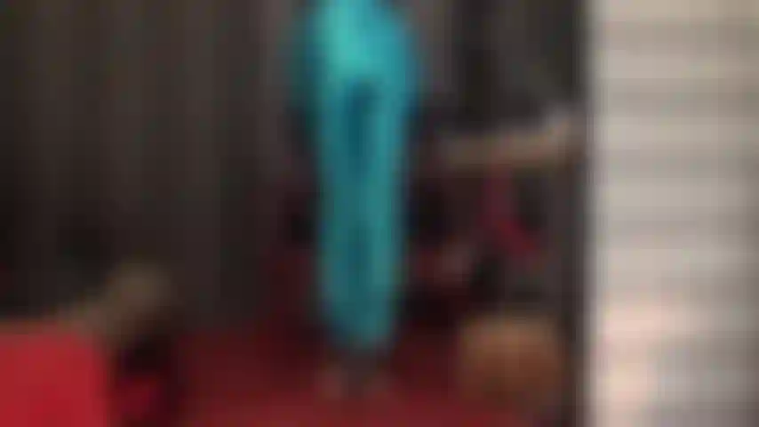 Jeans de satén azul brillante vibrante: estos pantalones de alto brillo realmente muestran el maravilloso trasero redondo de la amante.