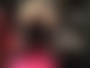 Dominación de cuero y strap-on: la amante vivian, vestida de cuero negro, empuja su enorme polla negra en tus estrechos agujeros para una buena y dura penetración.