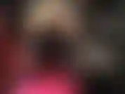 Dominación de cuero y strap-on: la amante vivian, vestida de cuero negro, empuja su enorme polla negra en tus estrechos agujeros para una buena y dura penetración.