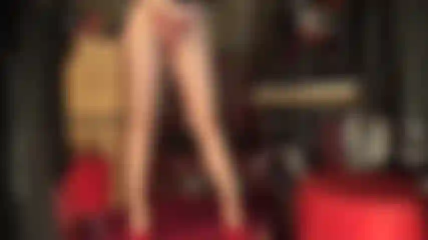 Llevo tanga roja bajo medias superbrillantes, tacones rojos y guantes brillantes. Tu diosa del nailon conoce tu pasión por las medias sensuales color piel. Disfruta de mis piernas, muslos, entrepierna y trasero.