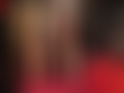 Estás loca por mis pies de nailon, pero también te encanta ver una gran polla en una manguera, así que deslizo una de mis enormes pollas negras dentro de la pierna para obtener un bulto enorme que te hace babear.