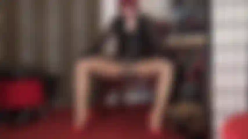 Siempre has deseado que te follen el culo con un strap-on cubierto de nailon, mejor aún, un pie en pantimedias.