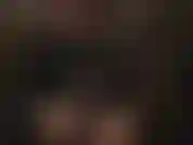 Siéntate en mi gran polla. El strap-on de jeff stryker es uno de mis favoritos y sé dónde quiero correrme... Hasta el fondo de tu coño de mariquita. Siéntate, mi pequeña zorra.