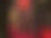 Admiro a la amante vivian en rojo y negro: una falda lápiz sexy que se acorta cada vez más y revela más y más de esas hermosas piernas de nailon...