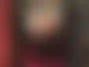 Cabello corto, traje de pvc brillante, botas altas y un strap-on negro de 8 pulgadas.