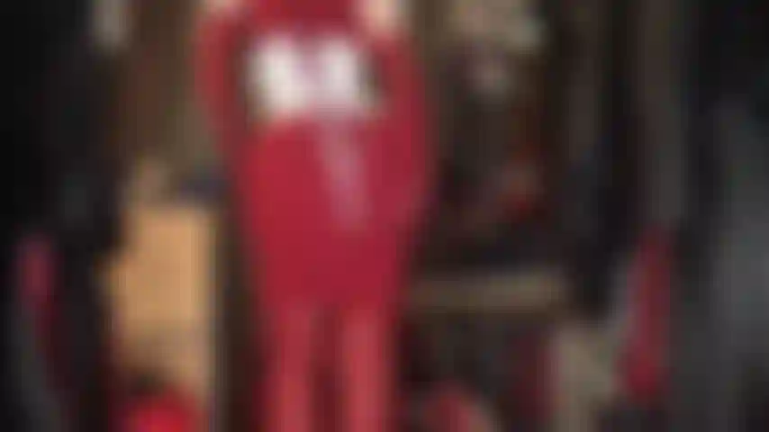 Dama de rojo: adoración corporal de las maravillosas curvas de mi amante con un ajustado vestido de punto rojo, botas de cuero hasta la rodilla y guantes a juego.