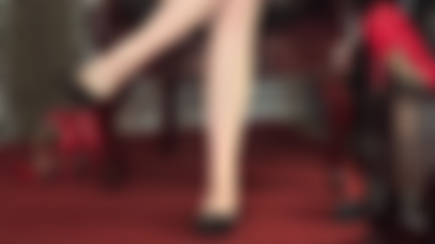 Zapatos planos colgando descalzos - huele los pies descalzos y los zapatos gastados de la señora.