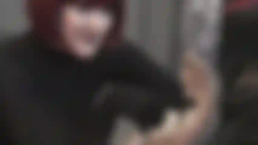 Tu amor por las suelas de las medias de la señorita es innegable. Tu deseo crece más fuerte mientras ella te tienta y provoca con su lengua y sus dedos de los pies moviéndose.