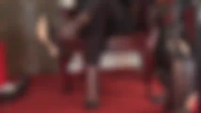 Sexy, colgante, provocativa, piernas cruzadas, tacones de cuero negro, leggings y adoración de pies en medias de 5 dedos.