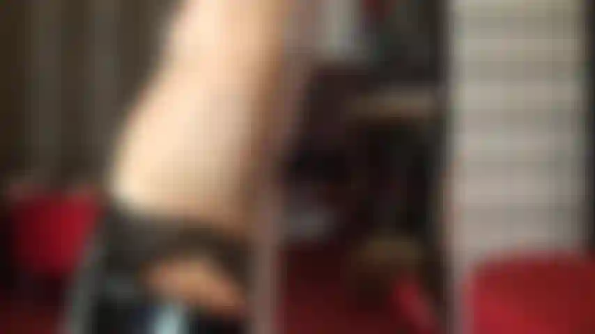 Encerrada, débil y cachonda, confrontada con tu nueva vida en castidad, la amante lleva las llaves en su tobillo, tu polla duele y gotea de su jaula mientras ella se burla con sus piernas perfectas en medias largas y tacones peeptoe.