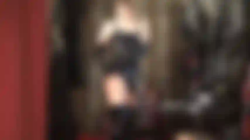 Vestida con un sexy traje de pvc brillante y diminuto con corsé y botas altas, la amante te da el pegging duro que te mereces.