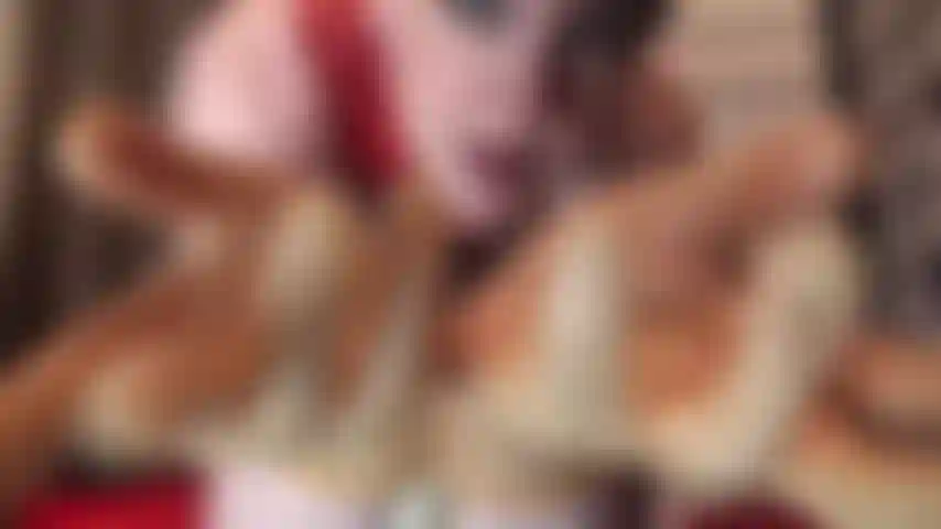 Pule mi traje de látex, lame mis tacones y prueba mi saliva. ¿Sueñas con pasar tus dedos por mis curvas de goma, pulir mi vestido, besar y lamer mis talones, beber mi deliciosa saliva?