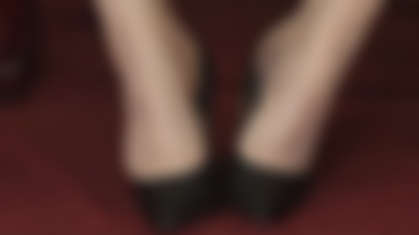 Mis pies sudorosos en pantimedias te excitan: tu vida como mi esclava de pies implica zapatos de cuero gastados, pies apestosos y medias de nailon húmedas colocadas justo debajo de tu nariz mientras tu polla de esclava está siendo ordeñada en los talones y pies de la amante.