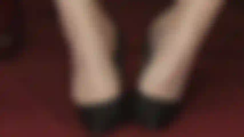 Mis pies sudorosos en pantimedias te excitan: tu vida como mi esclava de pies implica zapatos de cuero gastados, pies apestosos y medias de nailon húmedas colocadas justo debajo de tu nariz mientras tu polla de esclava está siendo ordeñada en los talones y pies de la amante.