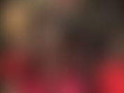 Ordeñada entre las piernas cruzadas de tu diosa de nailon, en pantimedias negras sedosas y transparentes. Mi ama demuestra cómo quiere que la folles, vaciando tu polla sobre ellas.