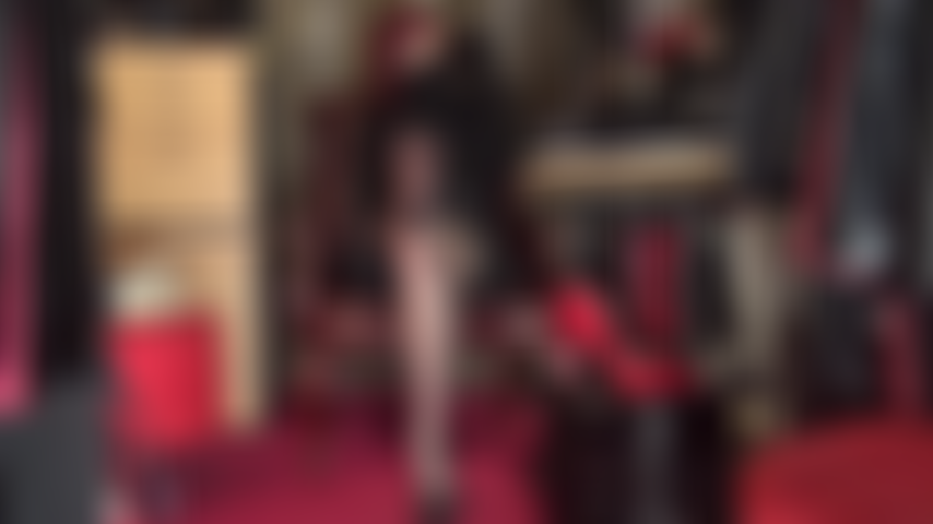 Mete tu nariz en mis zapatos gastados, adicta al olor de mis pies apestosos y zapatos gastados, todo lo que quieres es enterrar tu nariz profundamente en mis tacones, cálidos y húmedos tal como salen de mis pies de nailon.