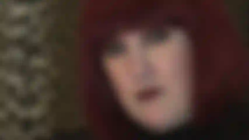 Mírame a los ojos. Adora mi rostro, mi lengua y mis labios pintados de rojo oscuro.