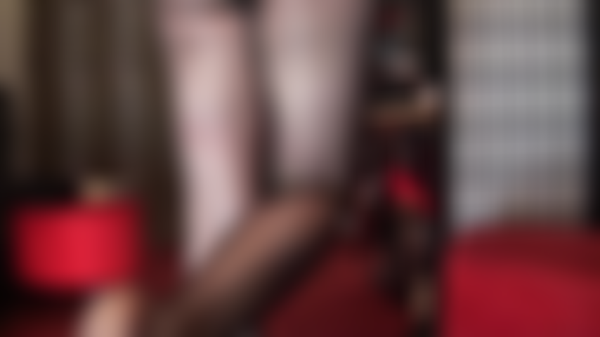 Adoro las medias brillantes: medias negras transparentes y brillantes, seguidas de una capa de medias bronceadas de alto brillo. Adoro estas increíbles piernas largas de nailon.