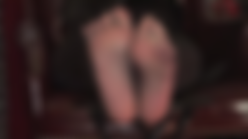 Mis pies sexys se mueven en medias negras transparentes provocando al esclavo de los pies.