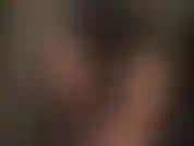 Adoro los pantalones ajustados con jeans de satén negro y leggings azules brillantes.