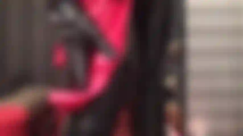 La ropa interior de satén rojo se usa para pulir los ajustados leggings negros de charol de mi ama. Frotada con tanta suavidad, que empiezas a imaginar cómo se sentiría en cada centímetro de tu palpitante pene.