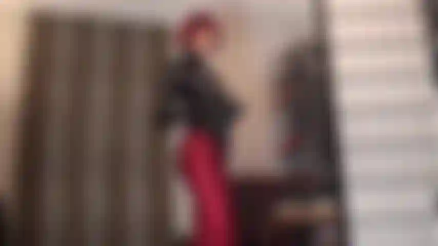 Admira este hermoso atuendo fetiche que muestra las finas curvas de la amante en pantimedias de lycra rojo oscuro y traje de tanga de pvc, mientras sientes el toque de sus guantes de cuero.