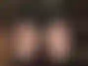 Facesitting, adoración de culo en pantalones cortos con efecto mojado, medias con estampado animal y botas altas y brillantes que llegan hasta justo debajo del encaje de las medias sexys de la amante.