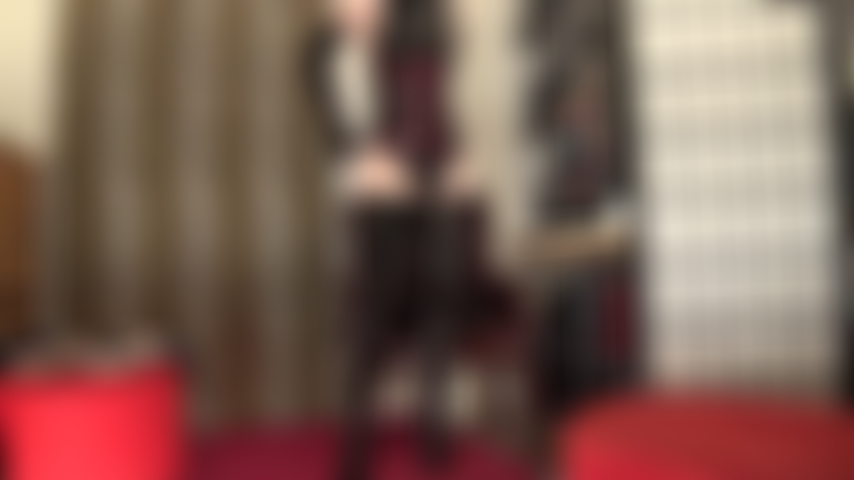 Una pegging ruda con 8 pulgadas de polla negra - la amante tiene su cuerpo cubierto de látex y sus manos sobre ti mientras golpea tu coño de hombre.